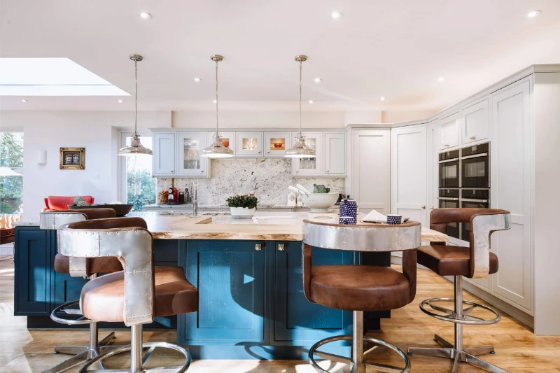 Traditional Contemporary Kitchen with kitchen island and stools